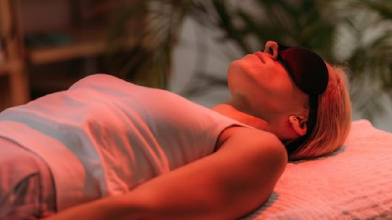 How Do Red and Blue Light Therapy Devices Work Together?